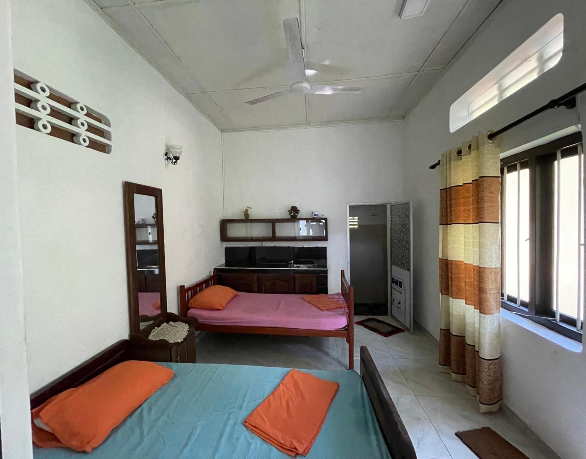 Rockstel Towers Backpacker Hostel Unawatuna Bagian luar foto